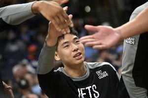 媒体人：崔永熙才恢复45%&周琦养伤 距亚洲杯只剩1月伤了一套主力
