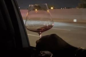 摇晃的红酒🍷杯！詹姆斯晒夜间乘车惬意自拍 手中一杯红酒😂图片